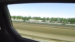 Горячая французская чернокожая сосет белый хуй в машине