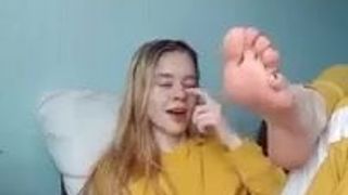 Heiße Blondine zeigt live ihre Füße auf Instagram