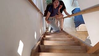 Eu descubro minha enteada e sua amiga fodendo na escada