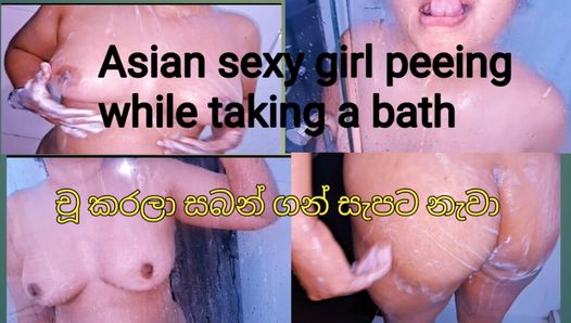 Sehr sexy sri-lankisches mädchen, das im badezimmer badet und seife nimmt