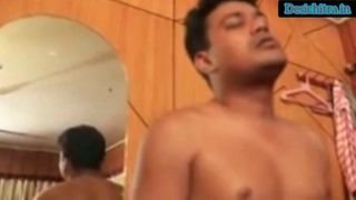 Sexy indische Tante versucht, ihre Nachbarin im Schlafzimmer zu befriedigen