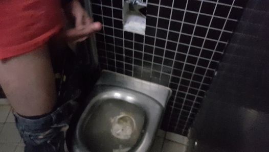 Leckerer Schwanz schießt Sperma an der Wand in der Toilette und auf dem WC auf dem Rastplatz auf der Autobahn in Deutschland