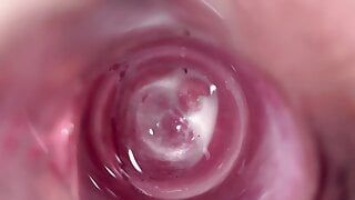 Vriends vrouw laat zien wat er diep in haar strakke romige vagina zit