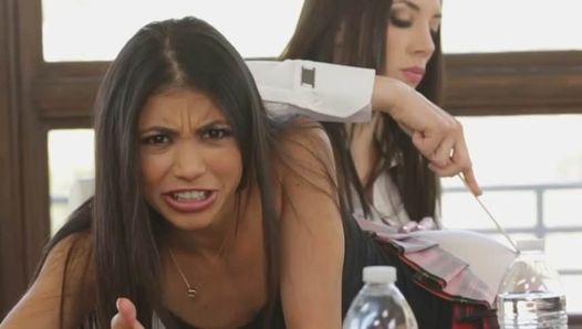 Veronica Rodriguez esguichando quando Jelena dedilha sua buceta