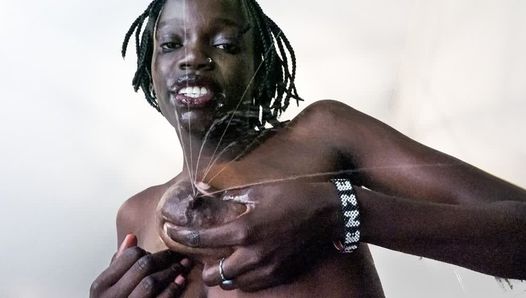 Casting africano - grandi tette nere in allattamento mungono un grosso cazzo bianco