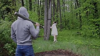 Une promenade dans les bois se termine par une séance de bdsm soudaine pour une jeune salope russe