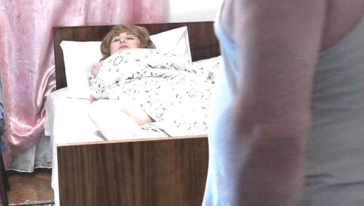 Schöne Platin-Frau im Bett masturbiert Muschi und bekommt starken nassen Orgasmus in ihre Fotze. Zu dieser Zeit betrat Stiefvater das Schlafzimmer