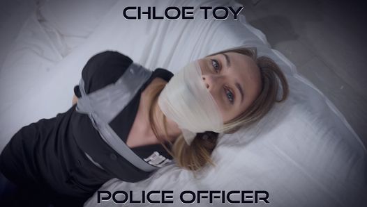 Chloe Toy – Blonde Polizistin mit Klebeband gefesselt, geknebelt und in Fesseln gesteckt