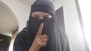 Arabische milf masturbeert spuitend poesje tot een ruig orgasme op webcam terwijl ze Niqab xxx draagt