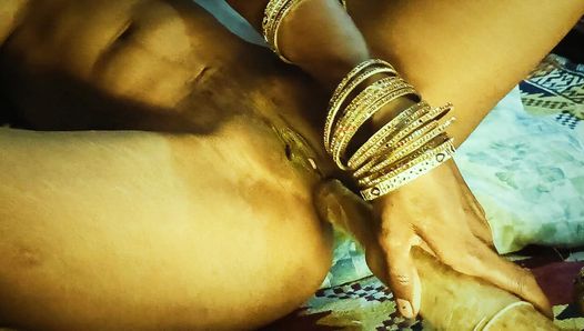 TROROSE Desi Inderin Haryanvi Bhabhi löscht ihr eigenes Feuer