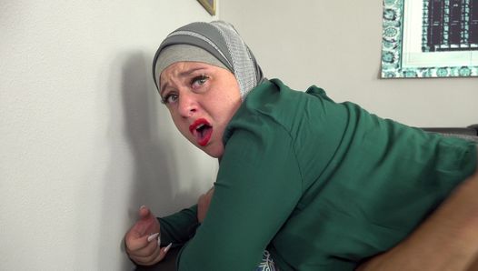 Muslimische Ehefrau probiert eine Schwanzzigarette