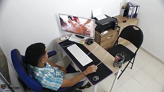 Chef fickt seinen angestellten in seinem büro und wird von seinem anderen angestellten entdeckt - porno auf spanisch