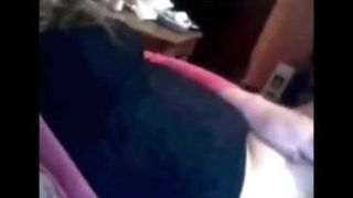 18-jähriges Mädchen beobachtet Schwanz und beißt vor der Kamera