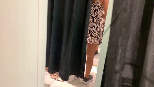 Ich habe ein sexy Mädchen in der Umkleidekabine aufgenommen und fast 3 erwischt