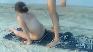 ロシアのスインガーがビーチでささやかな女の子とセックス-ffm