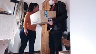 Überrascht Amateur-Blowjob für den Amazon-Lieferboten