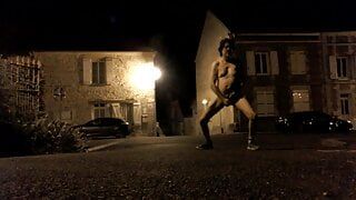 Völlig nackt, gehe und wichse auf der Straße nachts