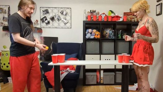 Ein freches paar spielt strip-pong