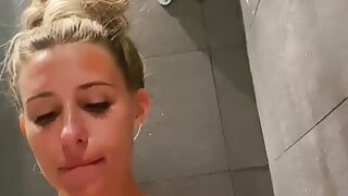 Сквирт и лизание киски в ванной для худенькой девушки