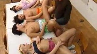 Reverse Gangbang: Deutschlehrer fickt seine vier Sexschüler
