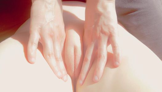 Styvpappa ger en sensuell massage till min lilla tighta fitta med en klitorisorgasm