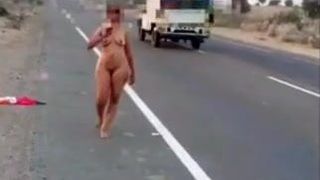 Latina-Mädchen nackt auf der Straße