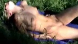 Freundin nackt im Gras