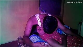 Indische dorfhaus-ehefrau küsst nacht