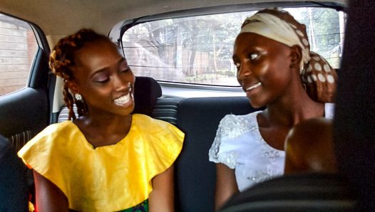 Lésbicas africanas flertando no táxi - comendo buceta no quarto