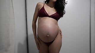 Schwangere Latina-MILF probiert sexy Dessous an