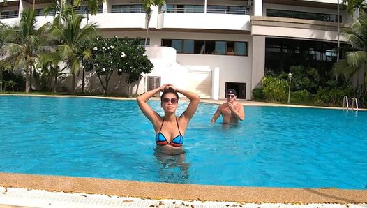 Kurvige thailändische Freundin liebt einen guten Fick nach einem Nachmittag im Schwimmbad