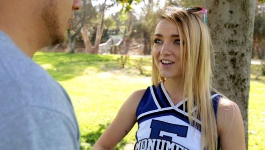 Kleine cheerleader van de middelbare school neukt man van Craigslist