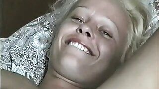 Vrijgegeven privévideo van naïeve blonde tiener Radka gefilmd door oom geniet en lacht terwijl ze pronkt