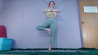 Yoga-Anfängerin im Livestream - Latina mit großen blanken Titten