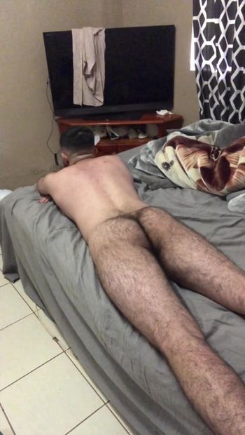 Khỏa thân 19 người đàn ông mông to gợi cảm xì hơi trên giường như một con lợn