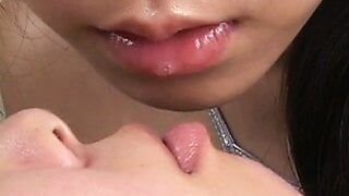 De belles filles japonaises s&#39;embrassent en crachant légèrement