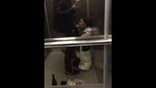 Freundin schluckt mein Sperma im Aufzug