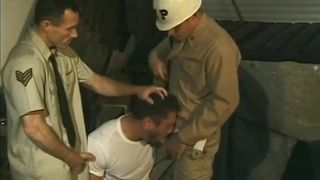 Mp hilft Soldaten, mit einem schmutzigen Polizisten auszukommen