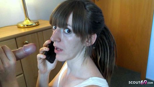 Amateur vreemdgaande neukpartij terwijl ze haar vriendje belt - Duitse tiener Nicky-Foxx