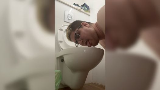 Cậu bé 22 tuổi liếm ghế nhà vệ sinh và chơi với nước nhà vệ sinh