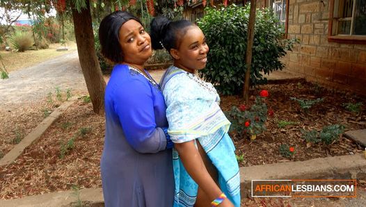 Afrikaanse getrouwde milf lesbiennes zoenen in het openbaar tijdens een buurtfeest