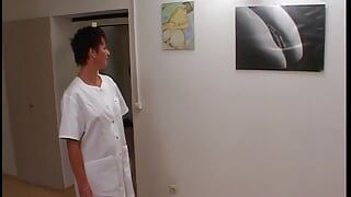 Brünette krankenschwester wird von Ärzten gefickt und muss schlucken
