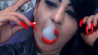 Rauchen mit roten Lippen und langen Nägeln