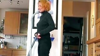 Peituda dona de casa alemã sendo fodida por seu vizinho bonito