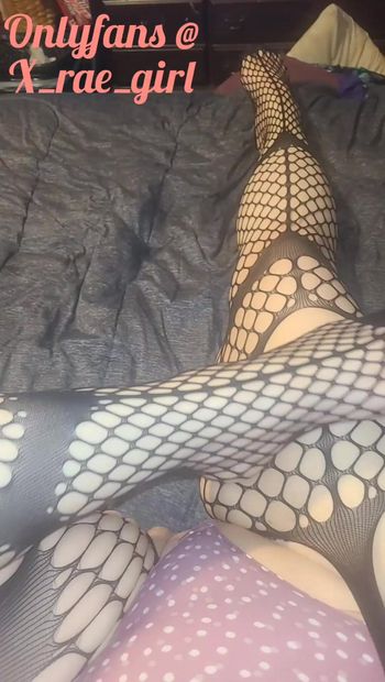 Sexy cosce spesse tatuata donnona in calza corpo a rete che mostra i piedi sexy