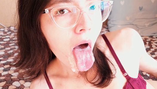 Versaute Freundin liebt es, nach dem Sex Sperma in den Mund zu bekommen