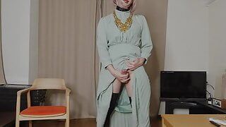 Japanerin, Crossdresser, kommt ab, wenn sie von Genitalien erregt wird, die von langem Kleid berührt werden.