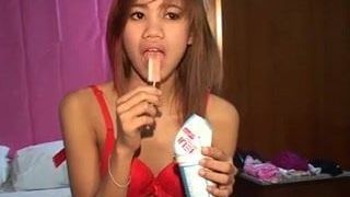 Süße Thai-Tia 18 liebt es, zu lecken