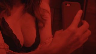 Kate Mara zeigt ihr Dekolleté, während sie ein Selfie macht
