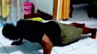 Indonesischer Bodybuilder posiert nackt und masturbiert